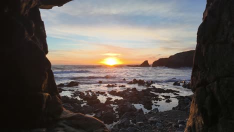 el atardecer cinematográfico de la cueva en la costa del cobre waterford en una tarde de invierno