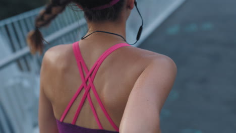 mujer en forma corriendo y corriendo en un puente