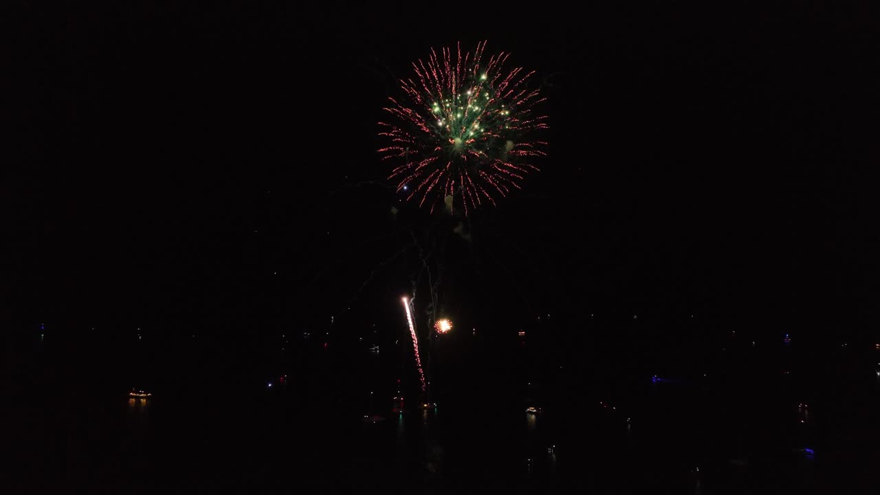 fuegos artificiales de colores brillantes disparando hacia el cielo nocturno estallando con colores brillantes y brillantes y energía positiva