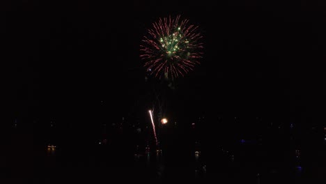 Fuegos-Artificiales-De-Colores-Brillantes-Que-Se-Disparan-Hacia-El-Cielo-Nocturno-Llenos-De-Colores-Brillantes-Y-Energía-Positiva