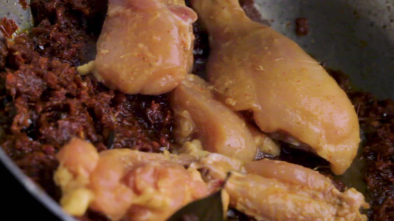 poner pollo crudo en el masala para cocinar la receta de pollo al estilo indio