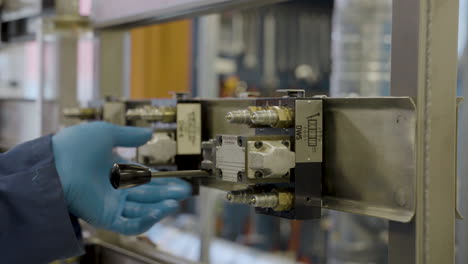 Ingeniero-De-Fábrica-Con-Guantes-Accionando-La-Palanca-Hidráulica-En-El-Laboratorio