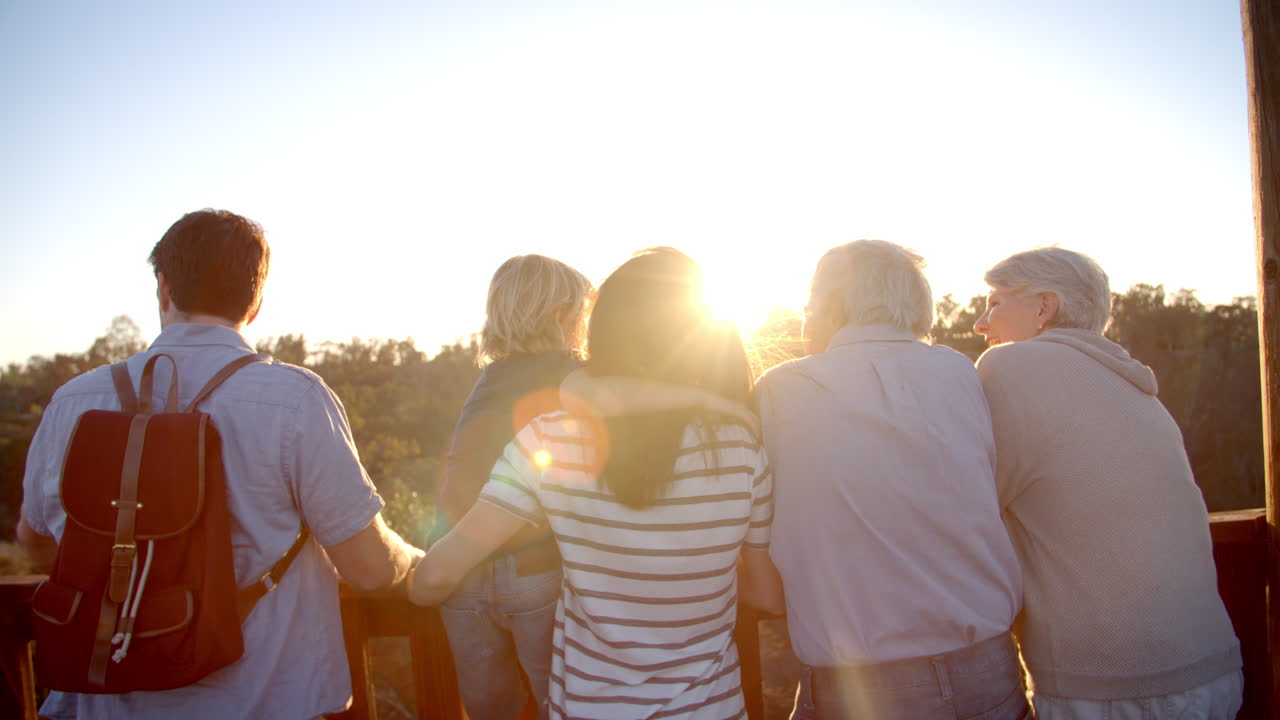 야외 관측 데크에 서 있는 다세대 가족