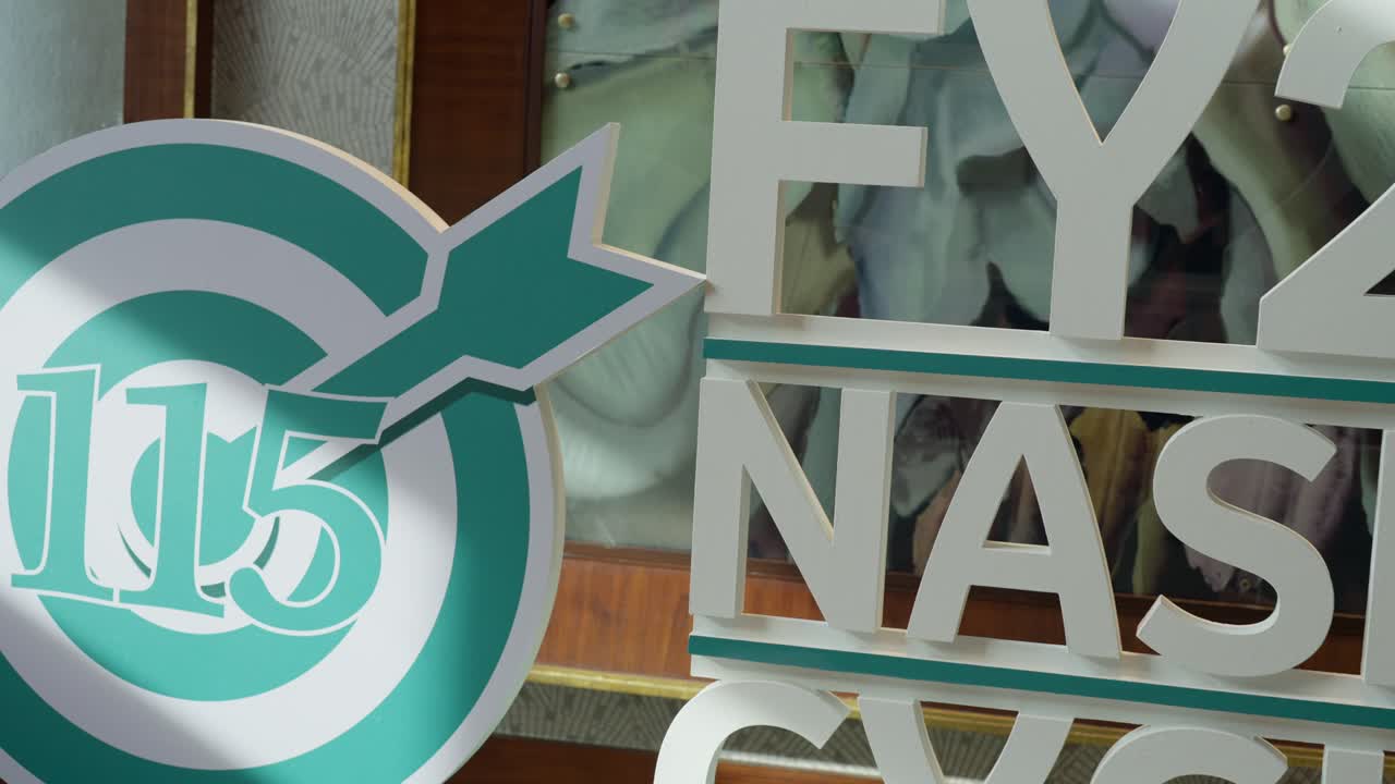 un cartel para un hotel en el alamein, egipto, fue disparado.