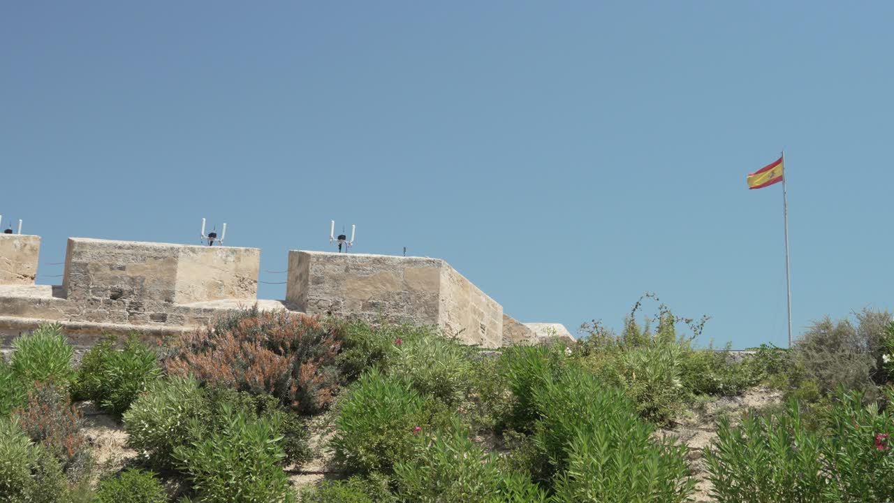 Fortezza Castillo de San Carlos con bandiera spagnola a Palma di Maiorca.