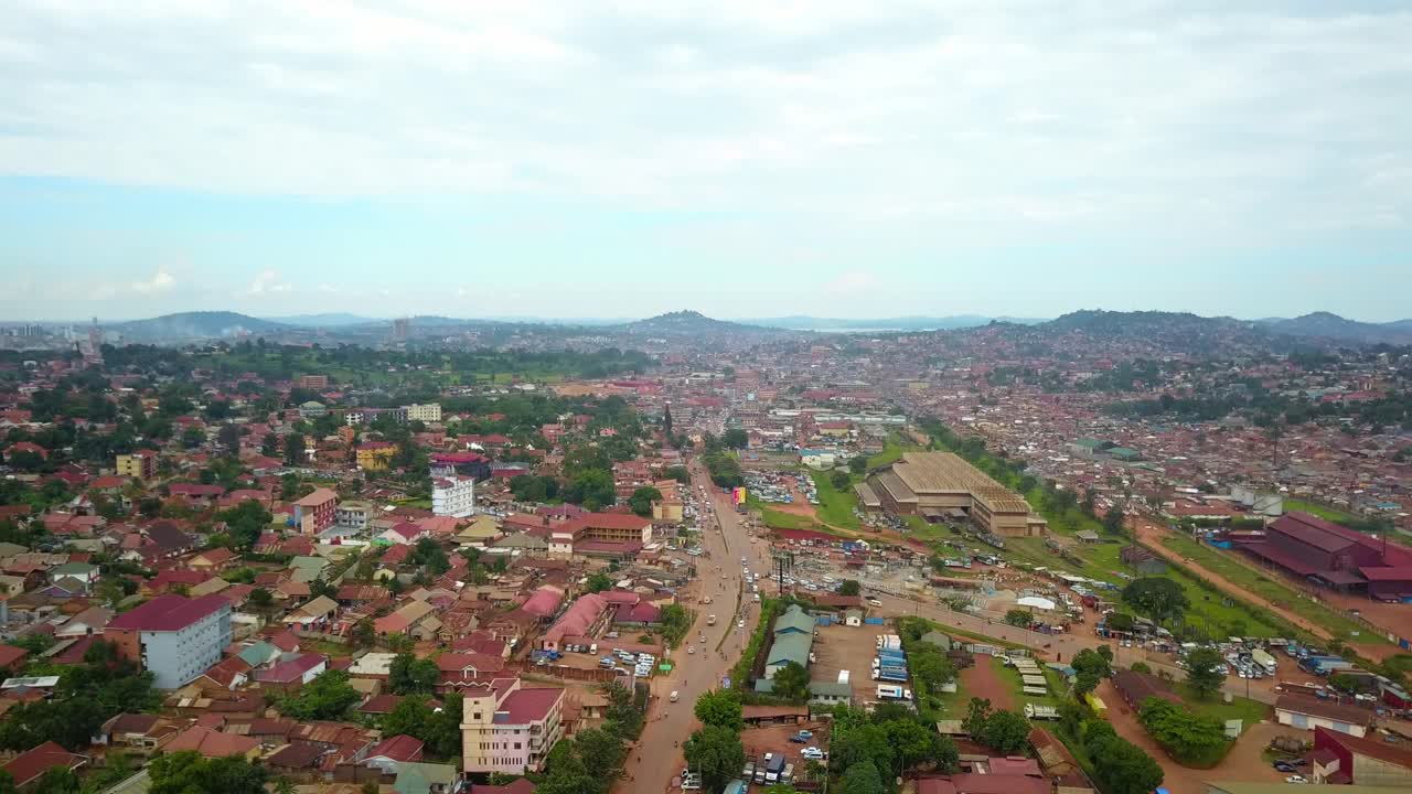paisaje urbano de la carretera de circunvalación en kampala, uganda - toma aérea de un dron