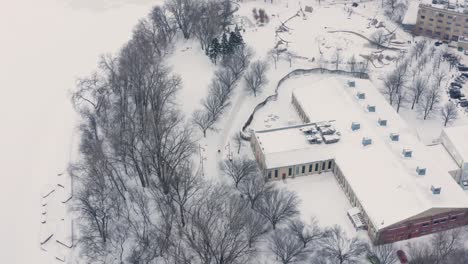 Abstieg-Aus-Der-Luft-über-Die-Forks-Skating-Trails-Entlang-Des-Red-River-In-Winnipeg,-Manitoba,-Kanada