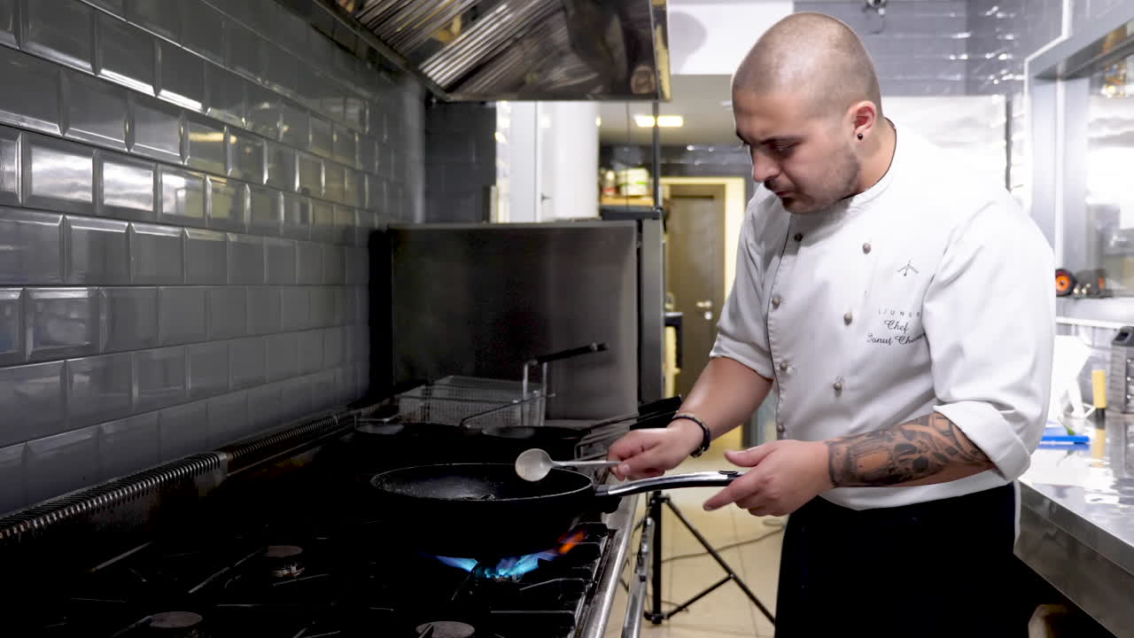 chef cocinando en la cocina de un restaurante