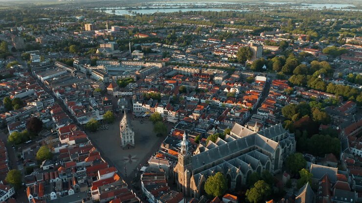 Panorama della Chiesa di Sint Janskerk e del Vecchio Municipio nel paesaggio urbano di Gouda, Olanda Meridionale