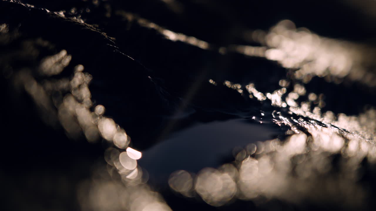 tiro ajustado de textura de madera a la deriva con piscina de agua