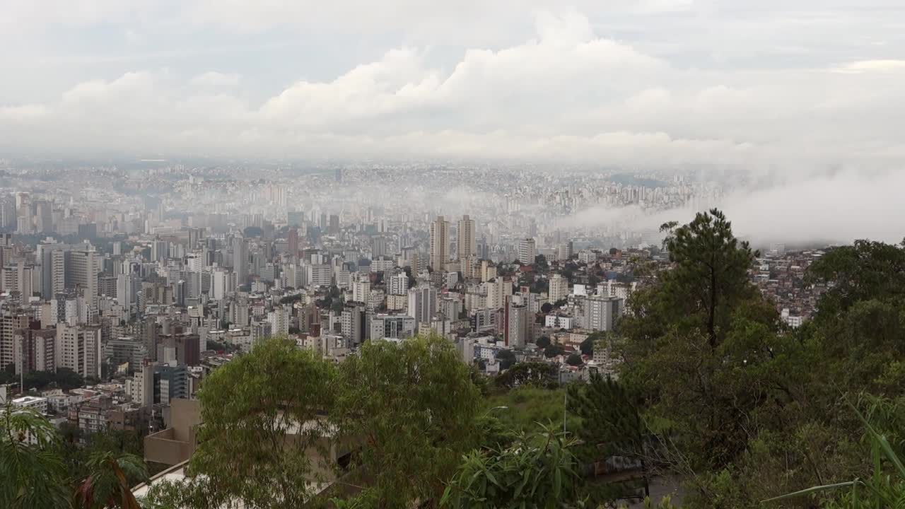 nubes moviéndose sobre la ciudad de belo horizonte, en minas gerais, brasil