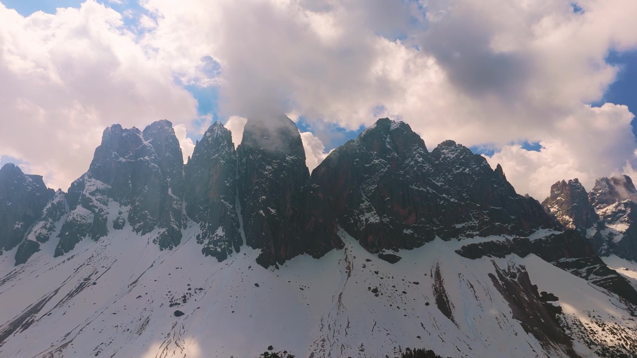 Vertikal Odle bjergryg i Puez-Geisler, Sydtyrol. Spektakulær luft-parallax af Dolomitterne.