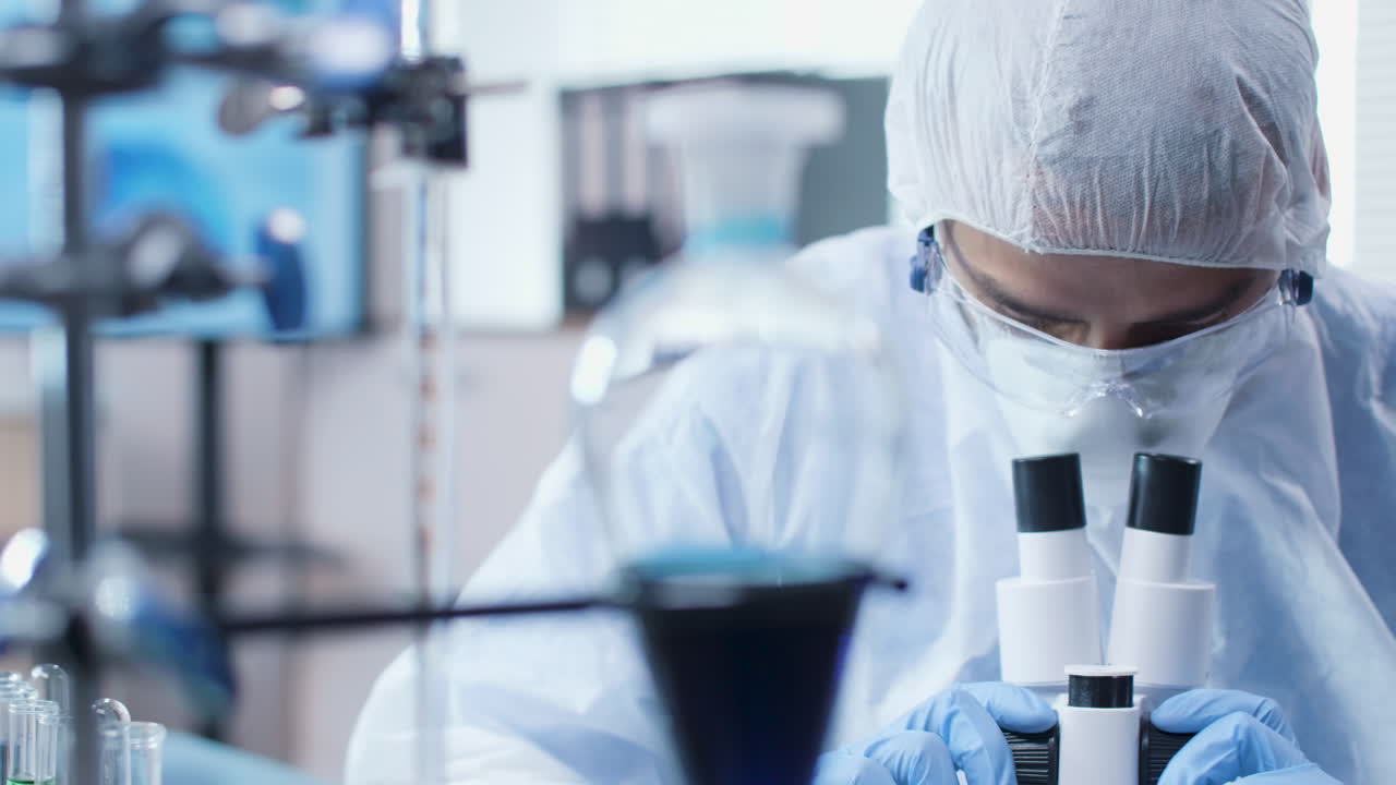 científico usando un microscopio en un laboratorio