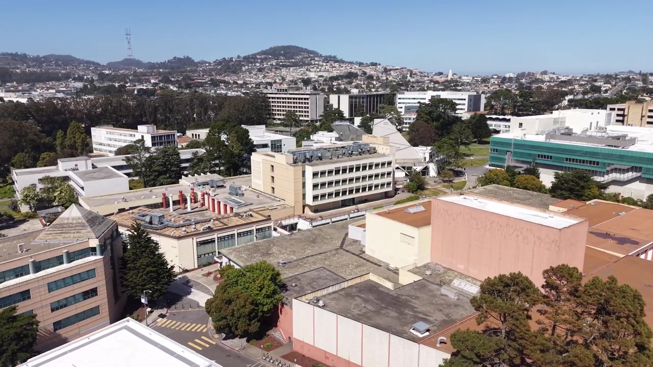 Una vista aerea con drone mostra la disposizione della San Francisco State University, rivelando gli edifici del campus, i percorsi pedonali e le infrastrutture educative all'interno del variegato paesaggio di San Francisco.