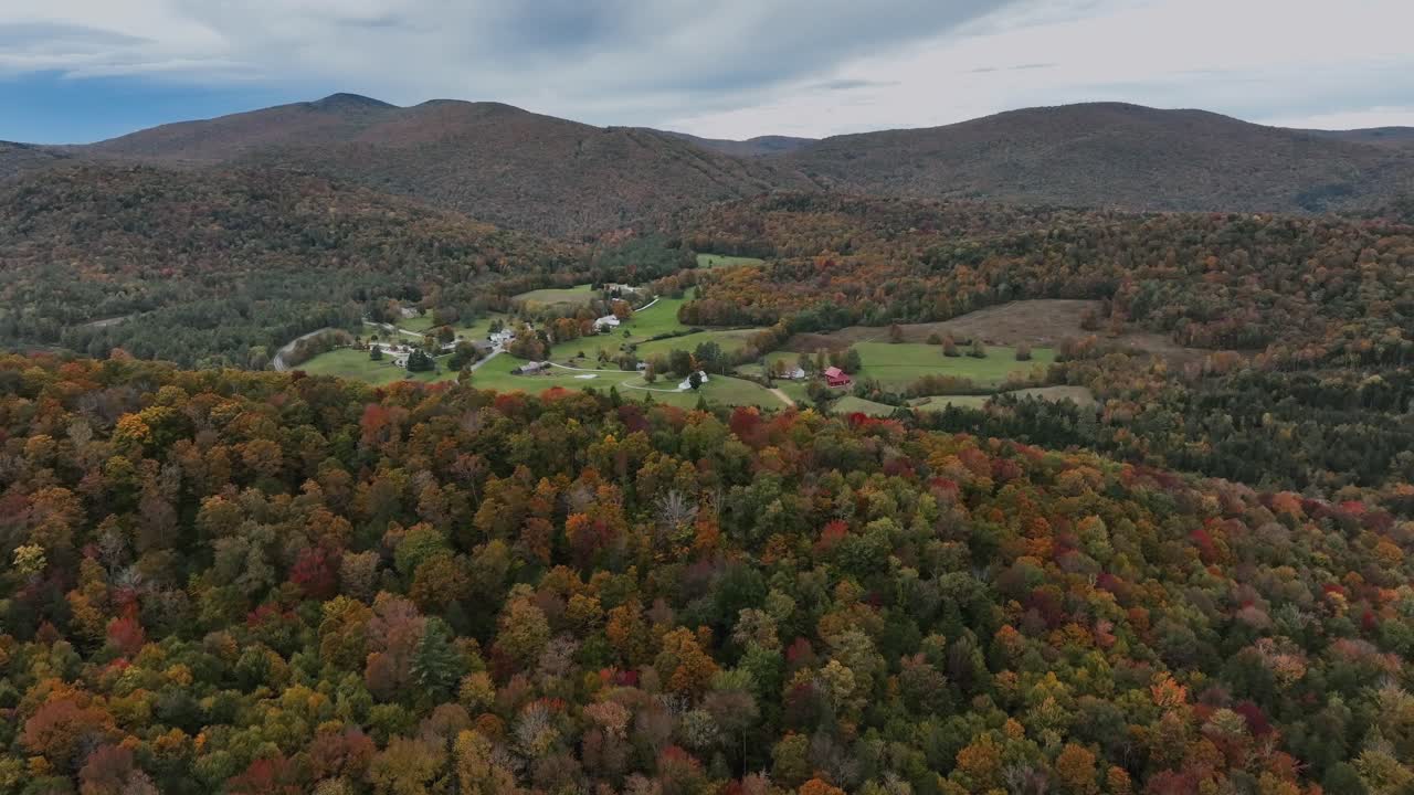 paisaje rural con montañas y bosques de otoño - fotografía aérea de un dron