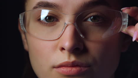 Serious-businesswoman-wearing-virtual-reality-glasses-in-office.