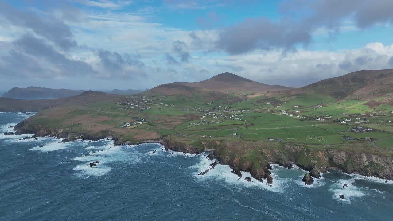 Ubicaciones épicas de Irlanda: belleza salvaje de la península de Kerry Dingle en la ruta costera del Atlántico, destino turístico