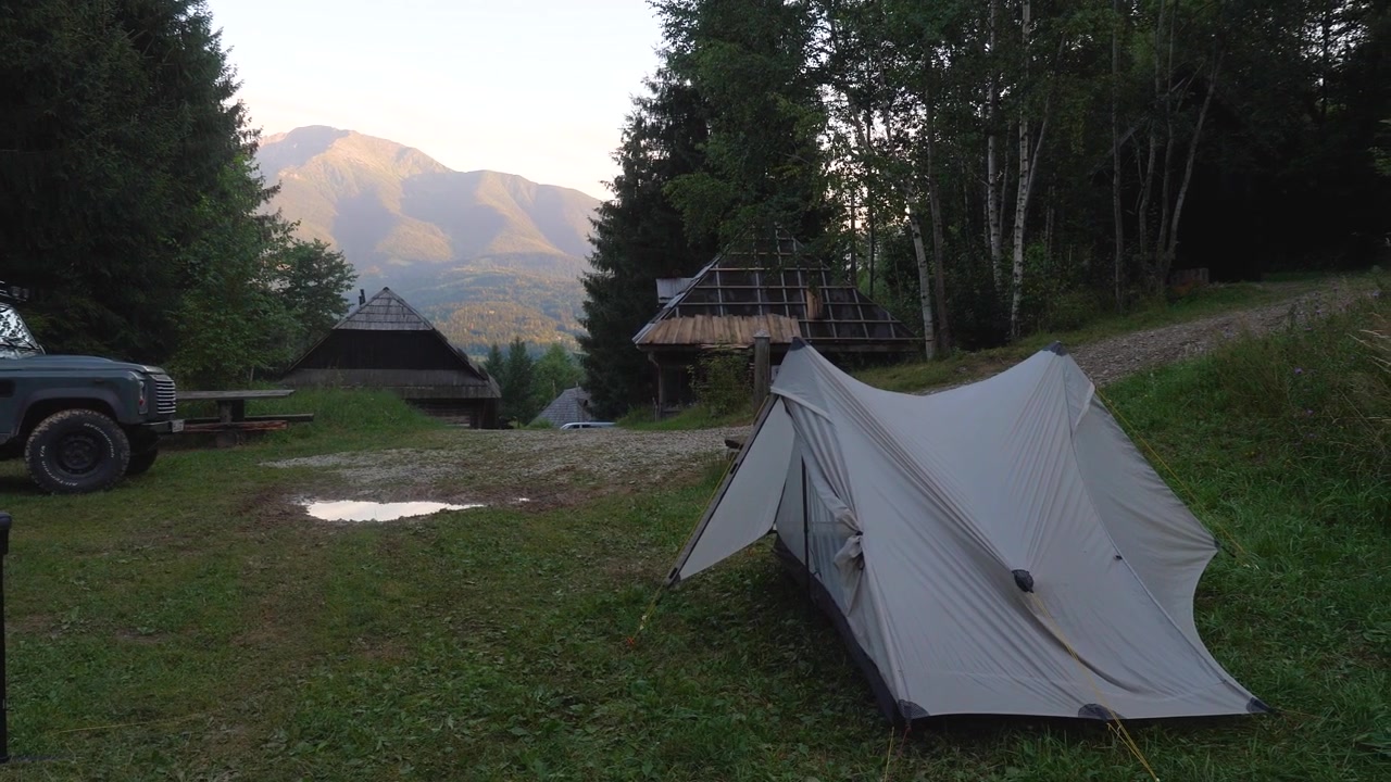Vild camping med overland van, jeep, bil og telt i skoven i Maramureș-bjergene Naturpark, et beskyttet område beliggende i Rumænien.