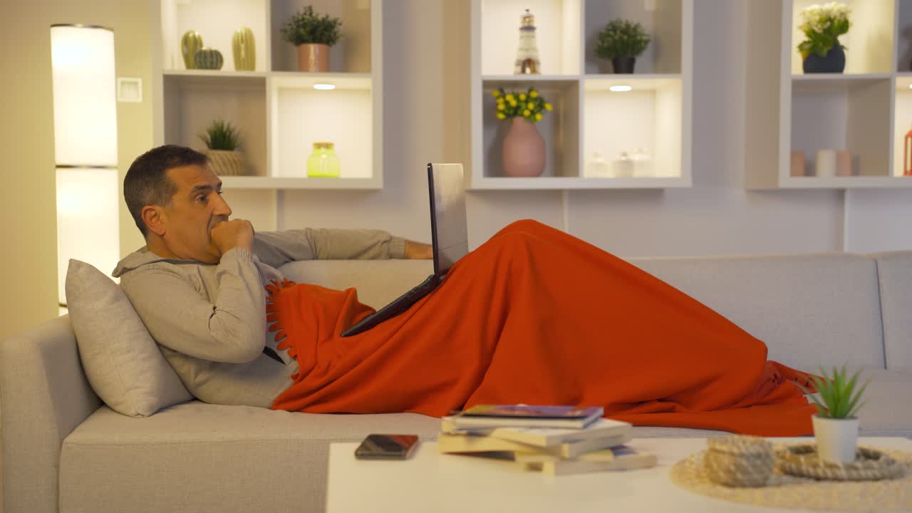 el hombre frustrado se enoja y piensa.