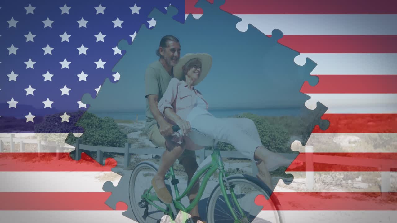 rompecabezas sobre la bandera estadounidense contra una pareja mayor montando una bicicleta cerca de la playa