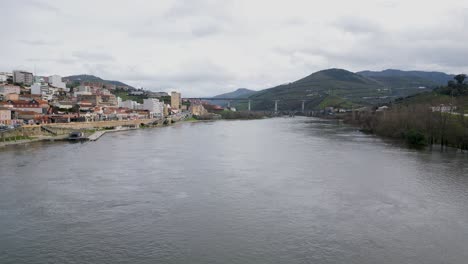 Paisaje-Urbano-De-Peso-Da-Regua-A-Lo-Largo-Del-Río-Duero,-Portugal---Aéreo