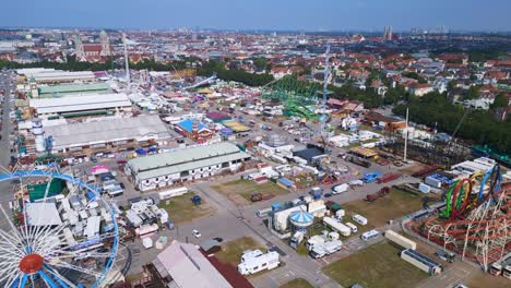 Toller-Luftflug-Von-Oben-Auf-Die-Theresienwiese,-Oktoberfest,-Sonniger-Tag-Vor-Der-Eröffnung