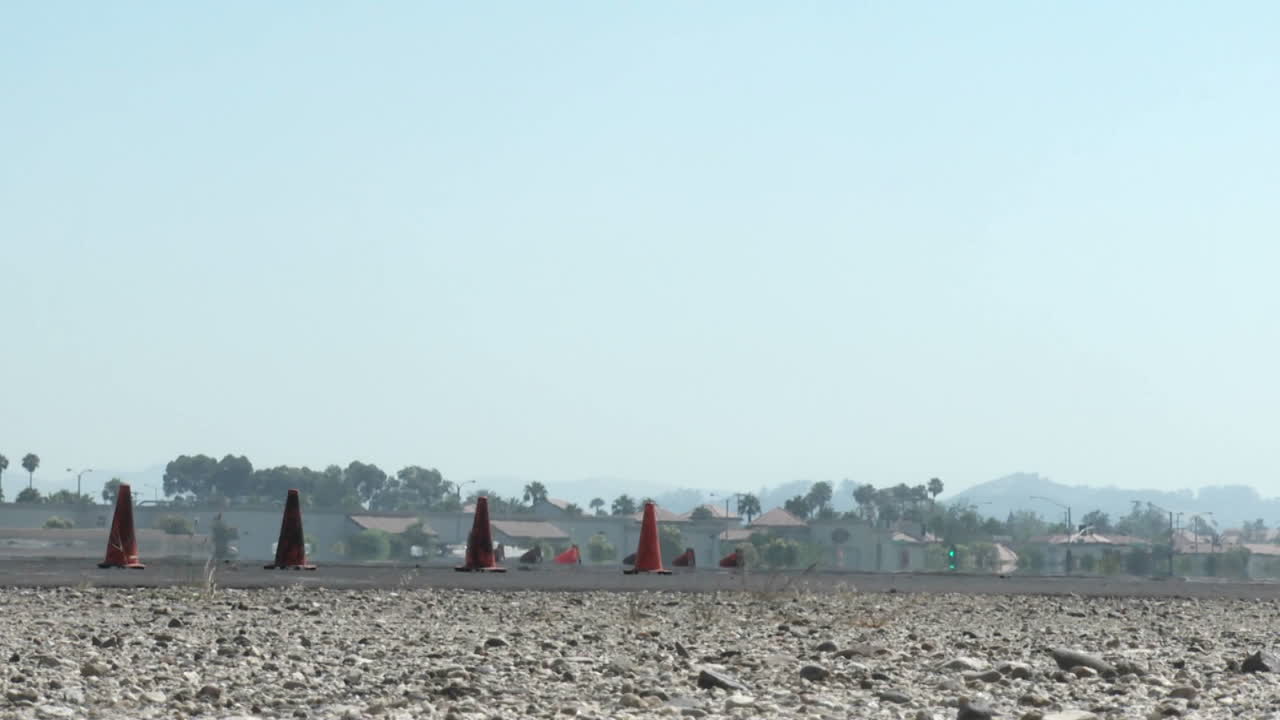 tiro bajo de un coche rojo mientras fuma sus neumáticos a través de un curso a la deriva en el aeropuerto de camarillo en camarillo california