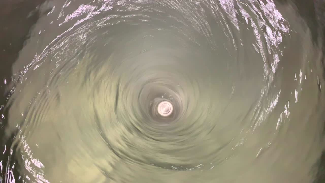 물 소용돌이가 컨테이너에 있는 기계에 의해 생성됩니다.