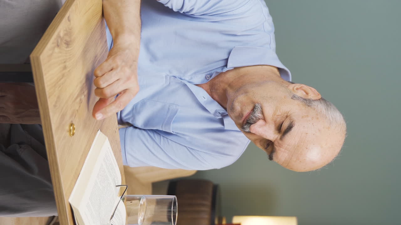 아내와의 이별에 대해 결정을 내리지 못한 노인의 수직 비디오.