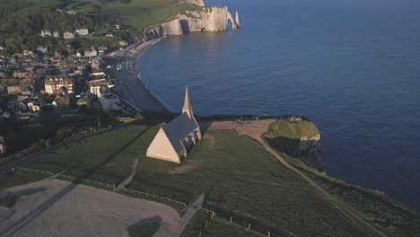 Vista-Aérea-De-La-Iglesia-De-Étretat-Con-Vistas-Al-Pueblo