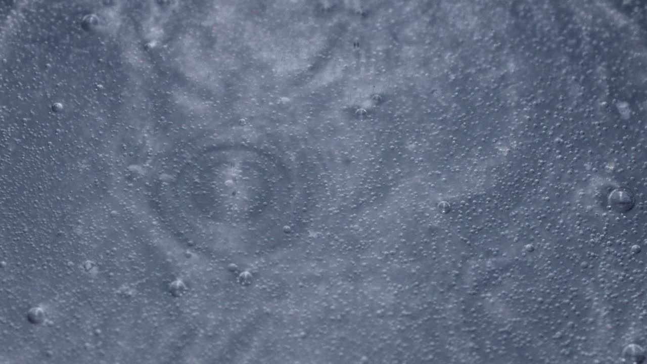 calentando el agua en un recipiente hasta que hierva