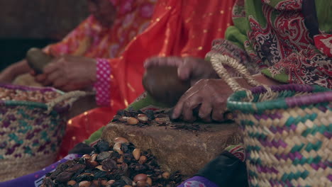 Manos-De-Muchas-Mujeres-Triturando-Semillas-De-Argán-Y-Frijoles-Con-Piedra-Para-La-Cena