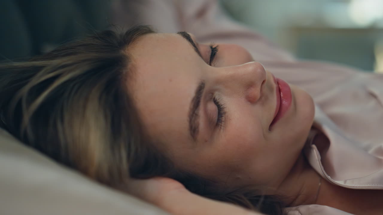 mujer acostada en la cama