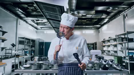 chef cantando en una cocina moderna