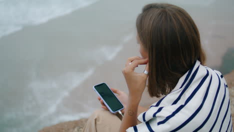 Chica-De-Playa-Escucha-Música-En-El-Primer-Plano-De-La-Orilla-Del-Mar.-Pensando-Adolescente-Enchufar-Auriculares