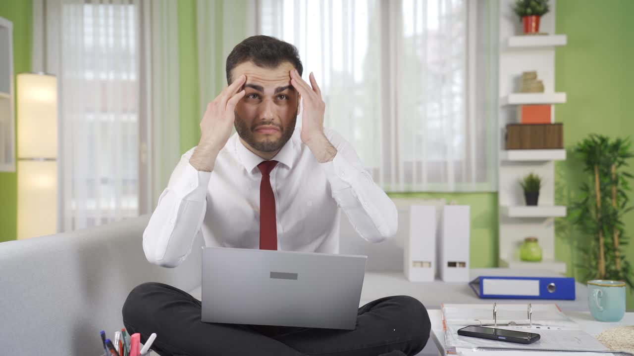 눈이 부드럽고 피곤한 사업가입니다.