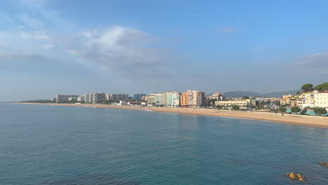 Imágenes-De-La-Ciudad-De-Blanes-En-La-Costa-Brava-De-Girona,-Playa-De-Los-Pinos-Foto-Panorámica-Principal-Cielo-Azul-Espacio-De-Copia