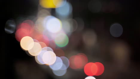 hermoso bokeh brillante en un fondo oscuro y borroso por la noche