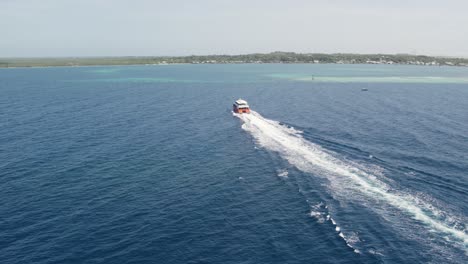 Kreuzfahrtschiff,-Das-über-Das-Karibische-Meer-Segelt-Und-Auf-Der-Insel-Utila,-Honduras-Ankommt---Luftaufnahme