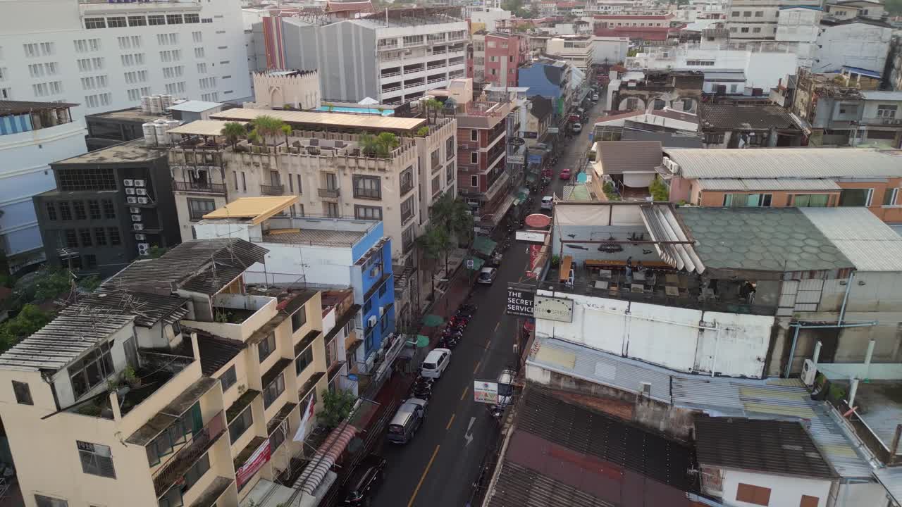Incredibile vista aerea da drone, a volo d'uccello, di una strada del centro storico di Bangkok, Thailandia, dicembre ora d'oro 2022.