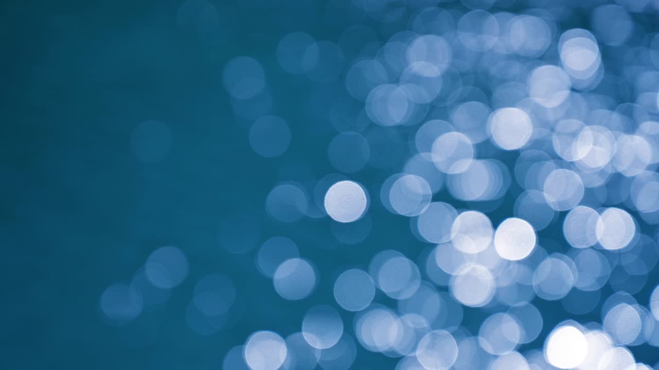 abstracto borroso fuera de foco bokeh fondo de resplandor del sol reflejado en la corriente de agua en movimiento