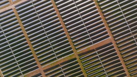 Breiter,-Von-Oben-Nach-Unten-Rotierender-Zoom-In-Ein-Solarkraftwerk-In-Europa