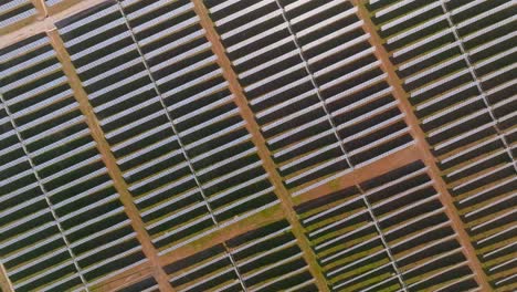 gran zoom de arriba hacia abajo giratorio en la planta de energía solar en europa