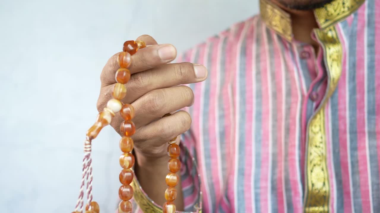 hombre musulmán mantener la mano en los gestos de oración durante el ramadán, cerca