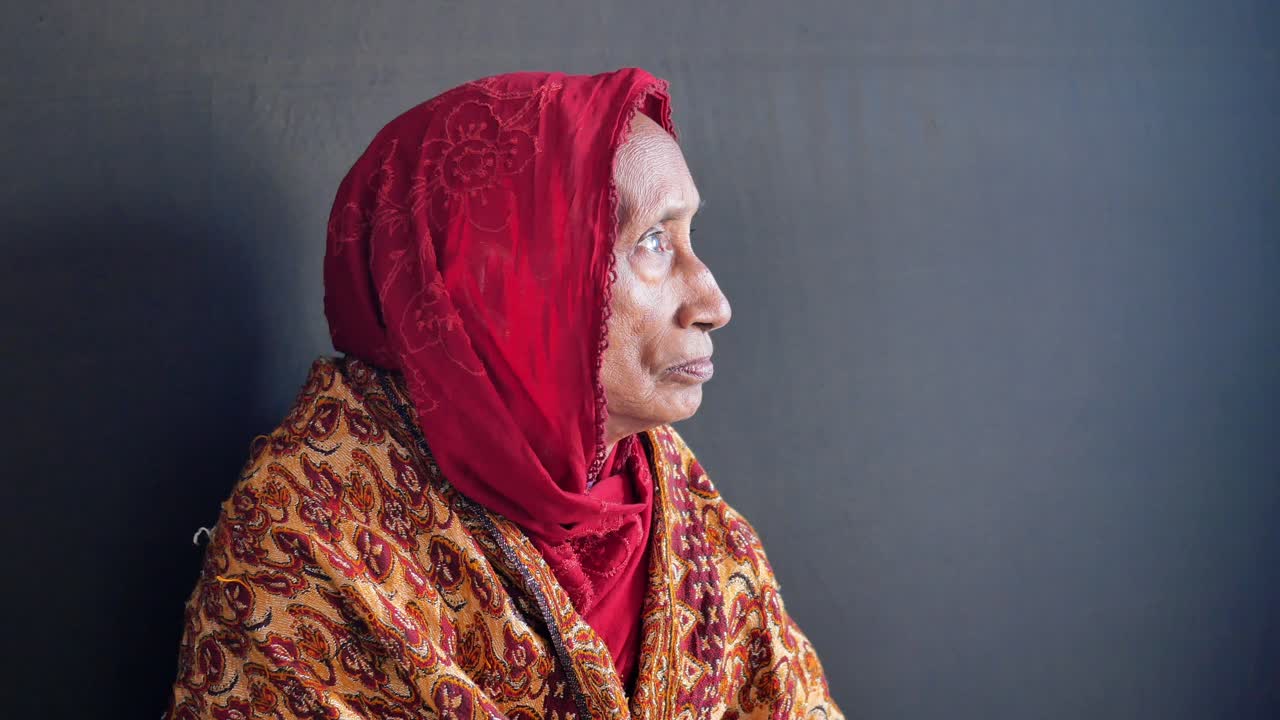 mujer mayor en vista de perfil