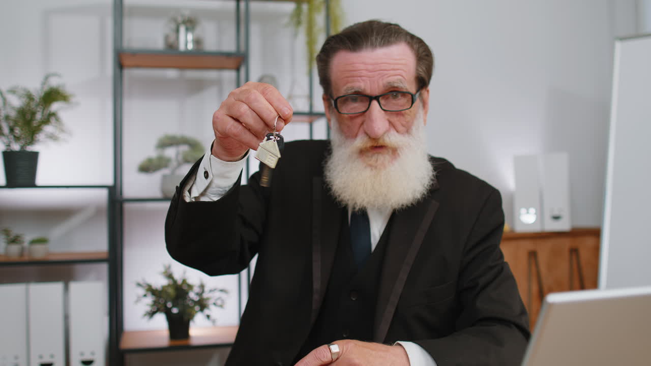 시니어 남자 부동산 에이전트 새로운 집 집 아파트 구입 또는 임대 부동산의 열 ⁇ 를 보여줍니다