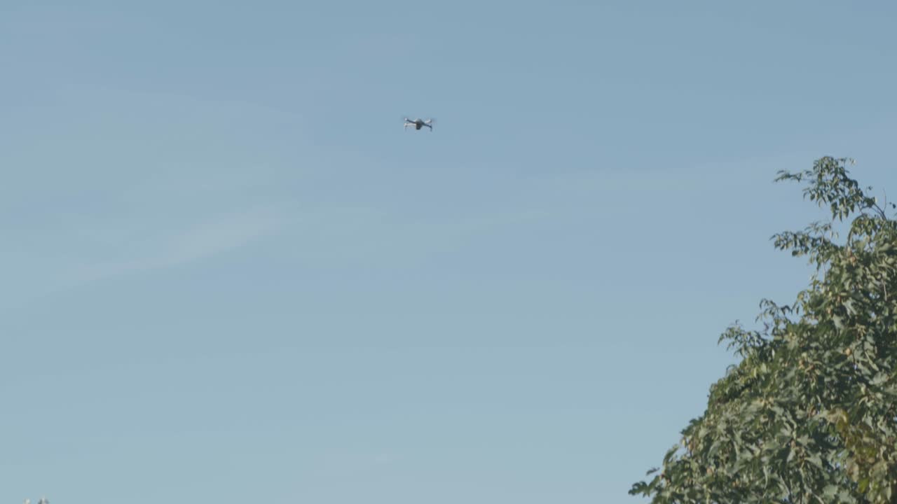 늦은 오후 이탈리아 시골 정원의 탁 트인 전망을 촬영하는 무인 항공기가 하늘로 떠다니고 머리 위로 날아갑니다.