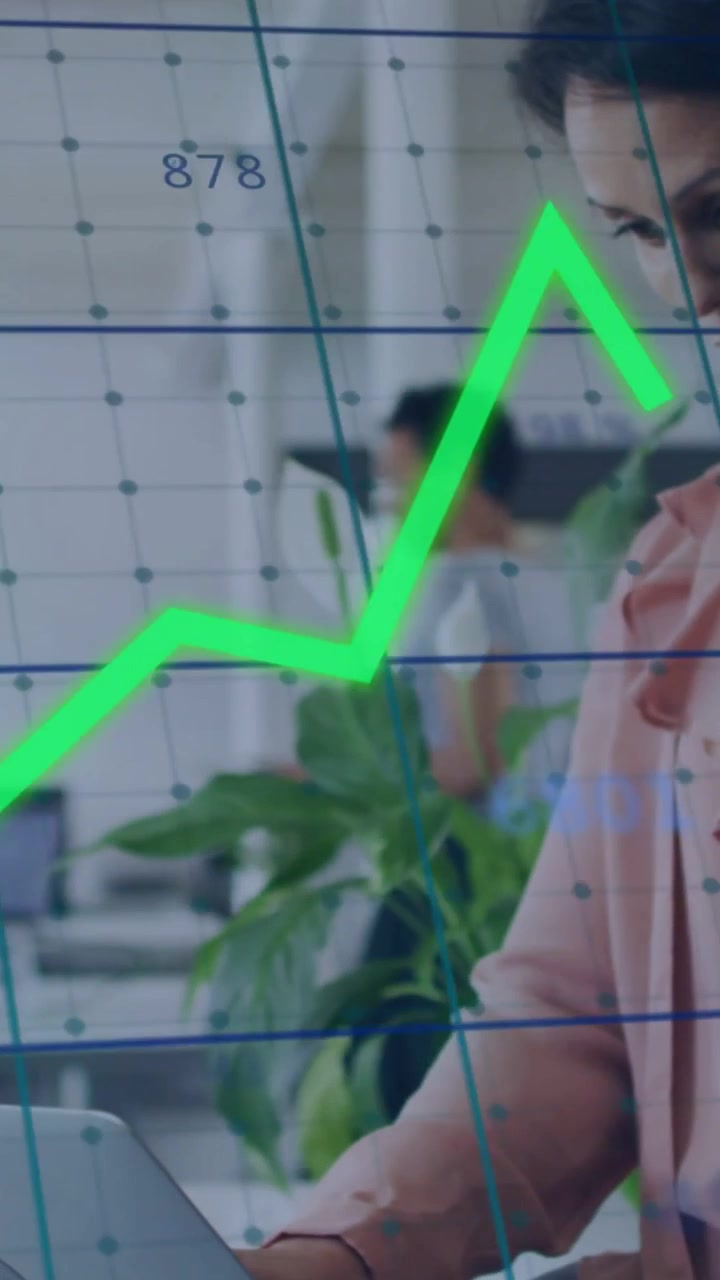 Video vertical: Mujer tocando el panel táctil y actualizando gráficos, animando un gráfico de líneas verde para negocios.