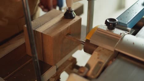 carpintero usando un enrutador en un trozo de madera
