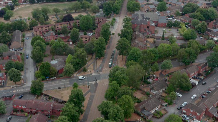 Ripresa drone aerea che segue dall'alto il tram di Nottingham